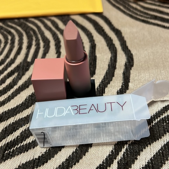 ⚡️💕Huda Beauty Anniversary Bullet Lipstick - Picture 8 of 14